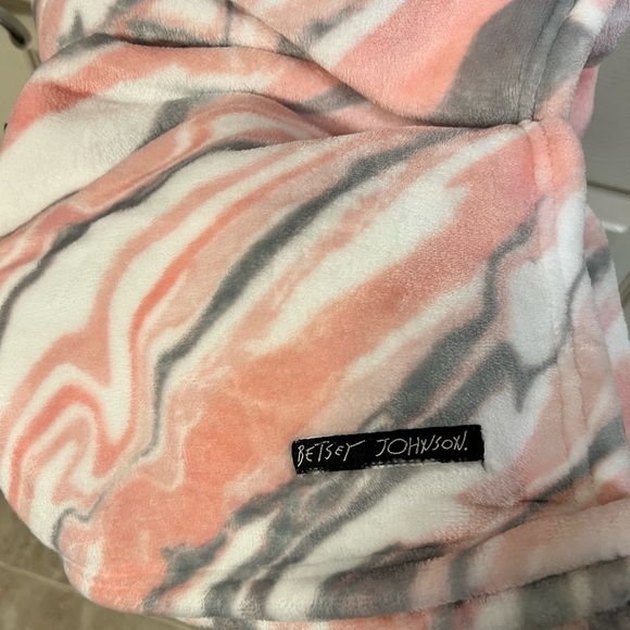 🩷🩷NWT-BETSEY JOHNSON SUPER SOFT ULTRA PLUSH THROW BLANKET🩷🩷 - Picture 7 of 8